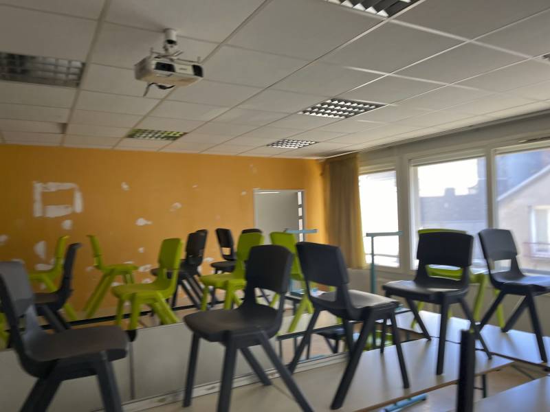 Travaux de peinture dans une classe