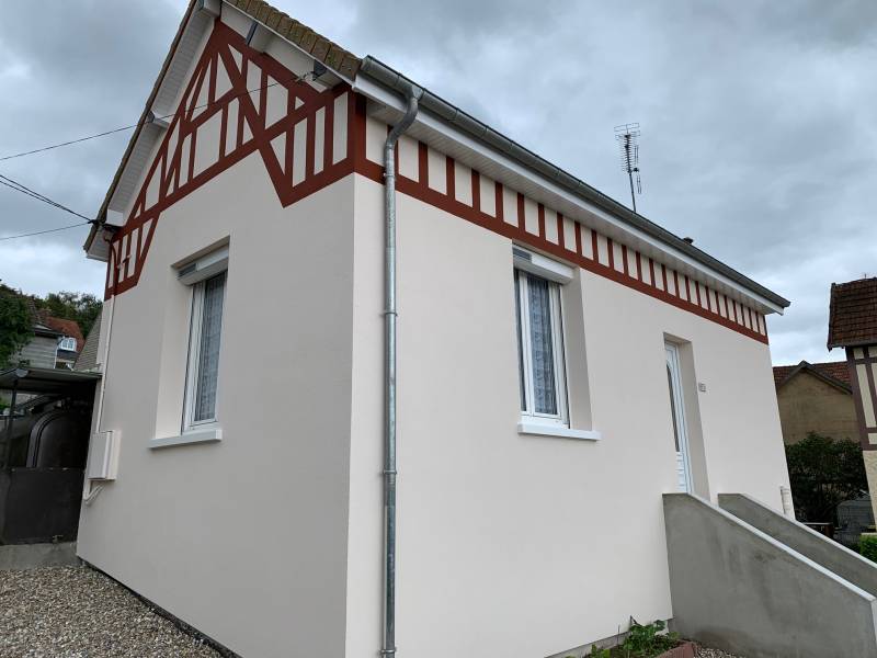 Travaux d'isolation thermique par extérieur sur un pavillon situé au Trait