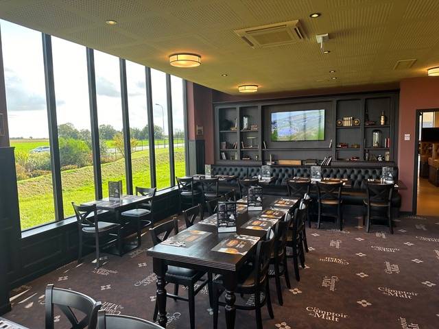 Aménagement intérieur, peinture et moquette, d'un restaurant proche de Caen