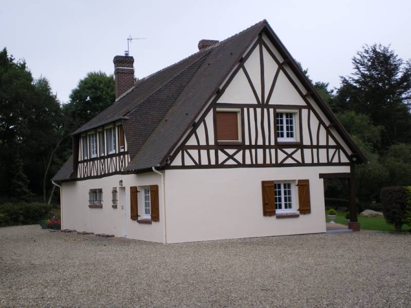 Faire appel à un professionnel pour le ravalement d'une maison traditionnelle avec colombages proche Fécamp